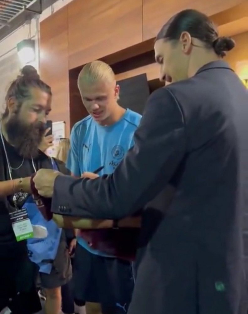 ویدئو| اتفاق عجیب: زلاتان از هالند امضا گرفت! ویدئو| اتفاق عجیب: زلاتان از هالند امضا گرفت!