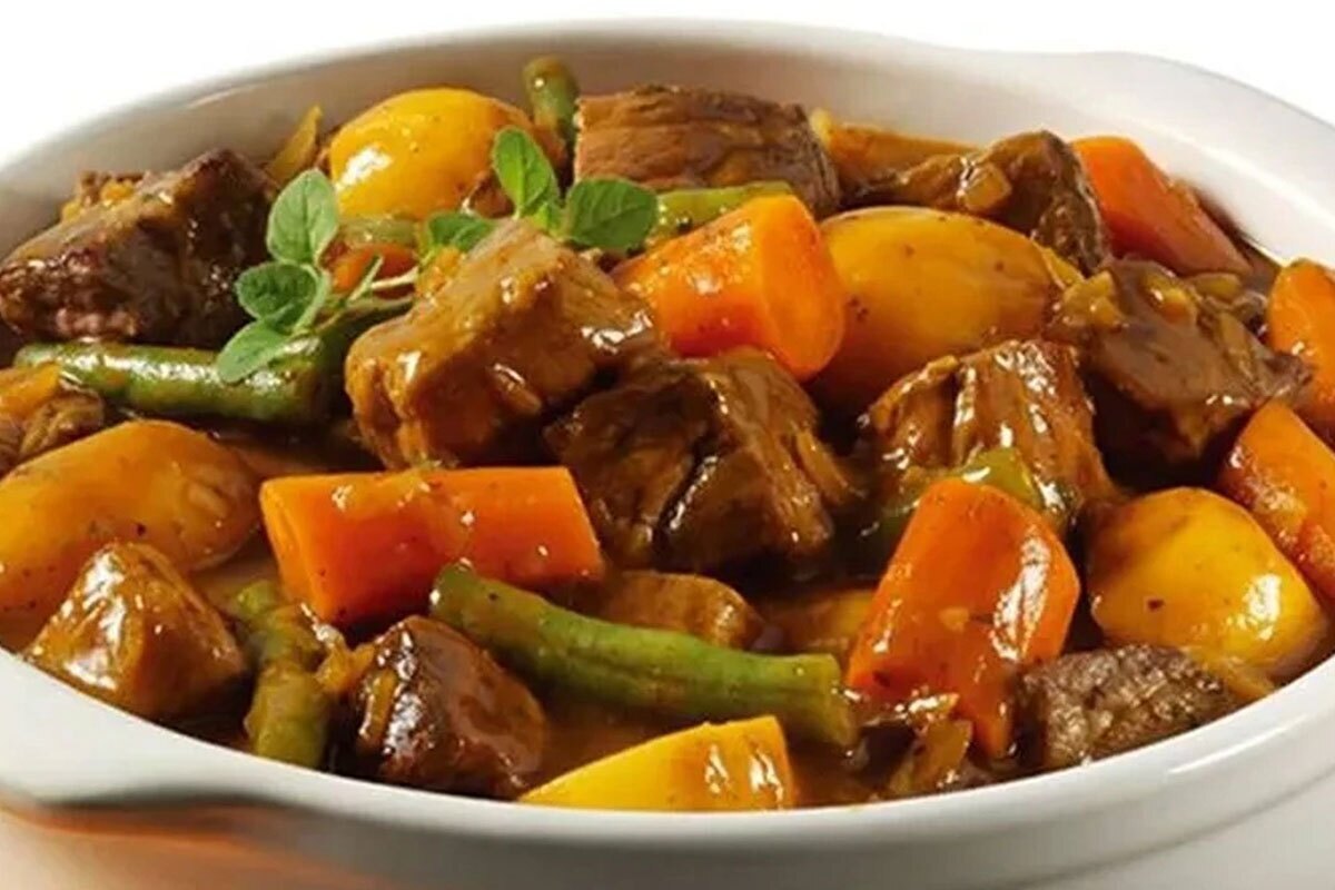 طرز تهیه خوراک لوبیا سبز با گوشت | مراقب انگشتانتان باشید!