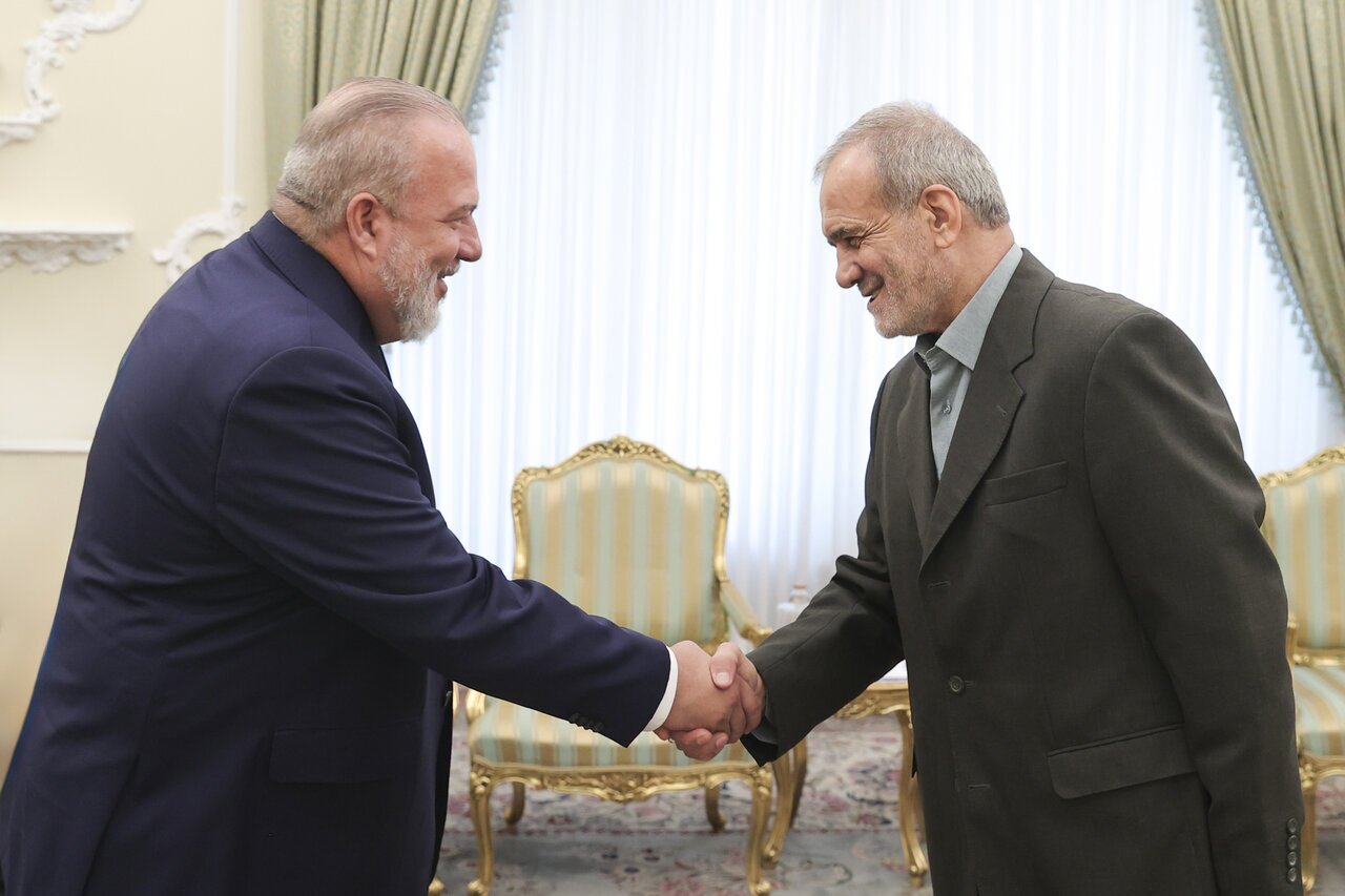 عکس| سه تصویر از تیپ و ژست پزشکیان در دیدار با مقامات خارجی