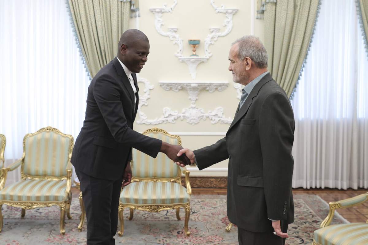 عکس| سه تصویر از تیپ و ژست پزشکیان در دیدار با مقامات خارجی