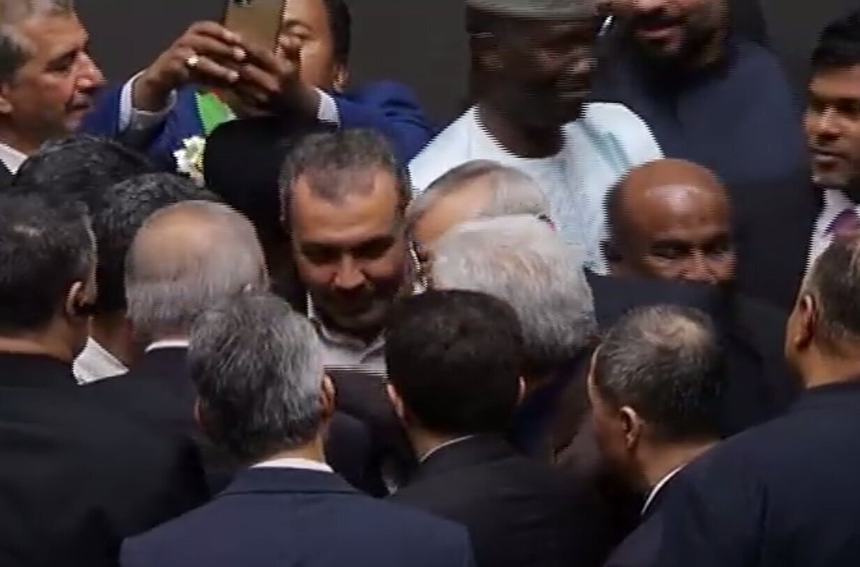 تصاویر عجیب از پایان مراسم تحلیف؛ هجوم نمایندگان به سمت پزشکیان!