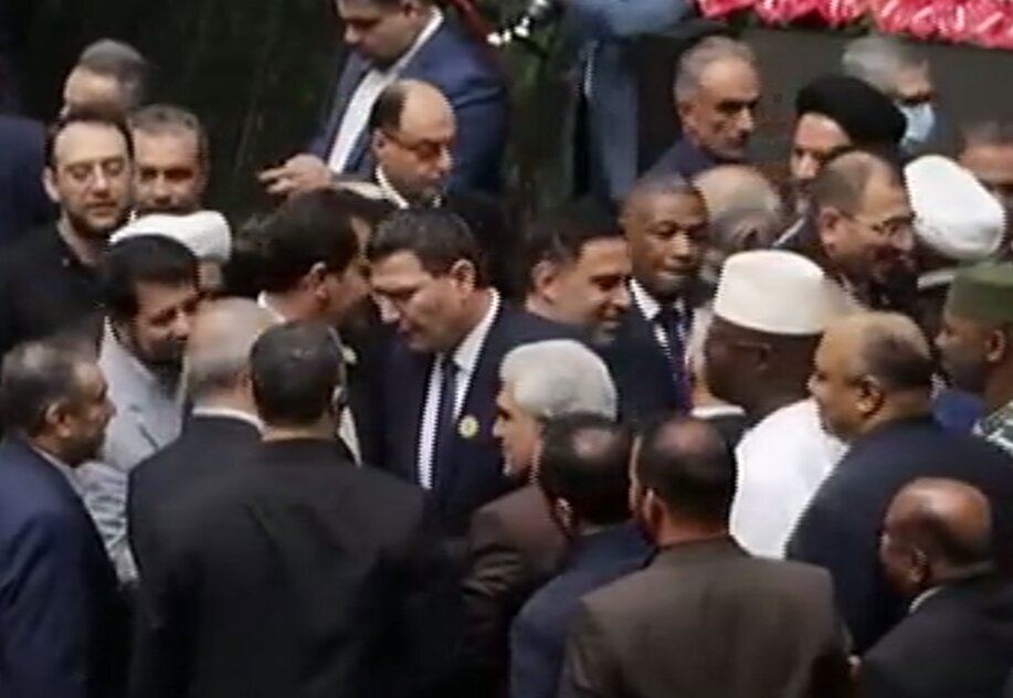 تصاویر عجیب از پایان مراسم تحلیف؛ هجوم نمایندگان به سمت پزشکیان!