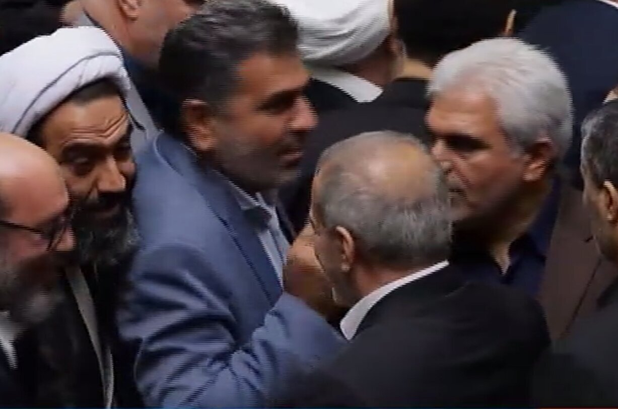 تصاویر عجیب از پایان مراسم تحلیف؛ هجوم نمایندگان به سمت پزشکیان!