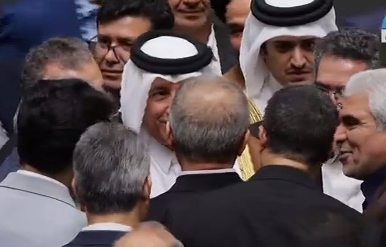 تصاویر عجیب از پایان مراسم تحلیف؛ هجوم نمایندگان به سمت پزشکیان!