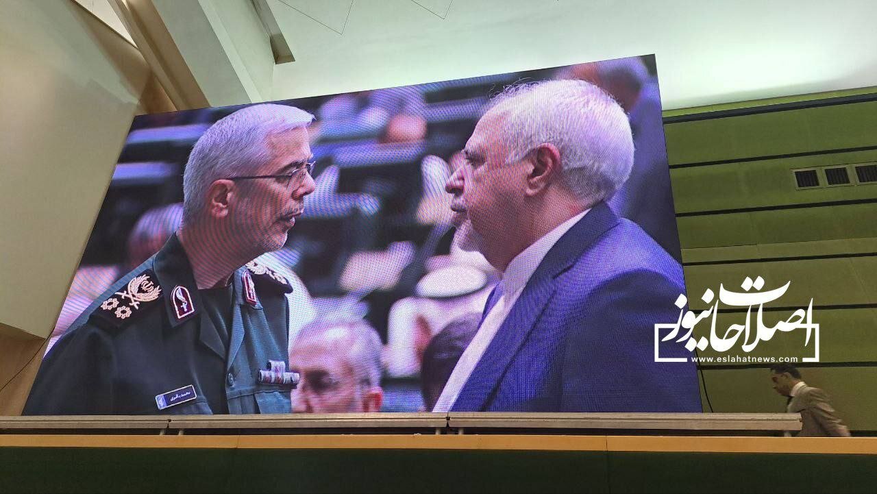 عکس | صحبت سرلشکر باقری و ظریف در مراسم تحلیف عکس | صحبت سرلشکر باقری و ظریف در مراسم تحلیف