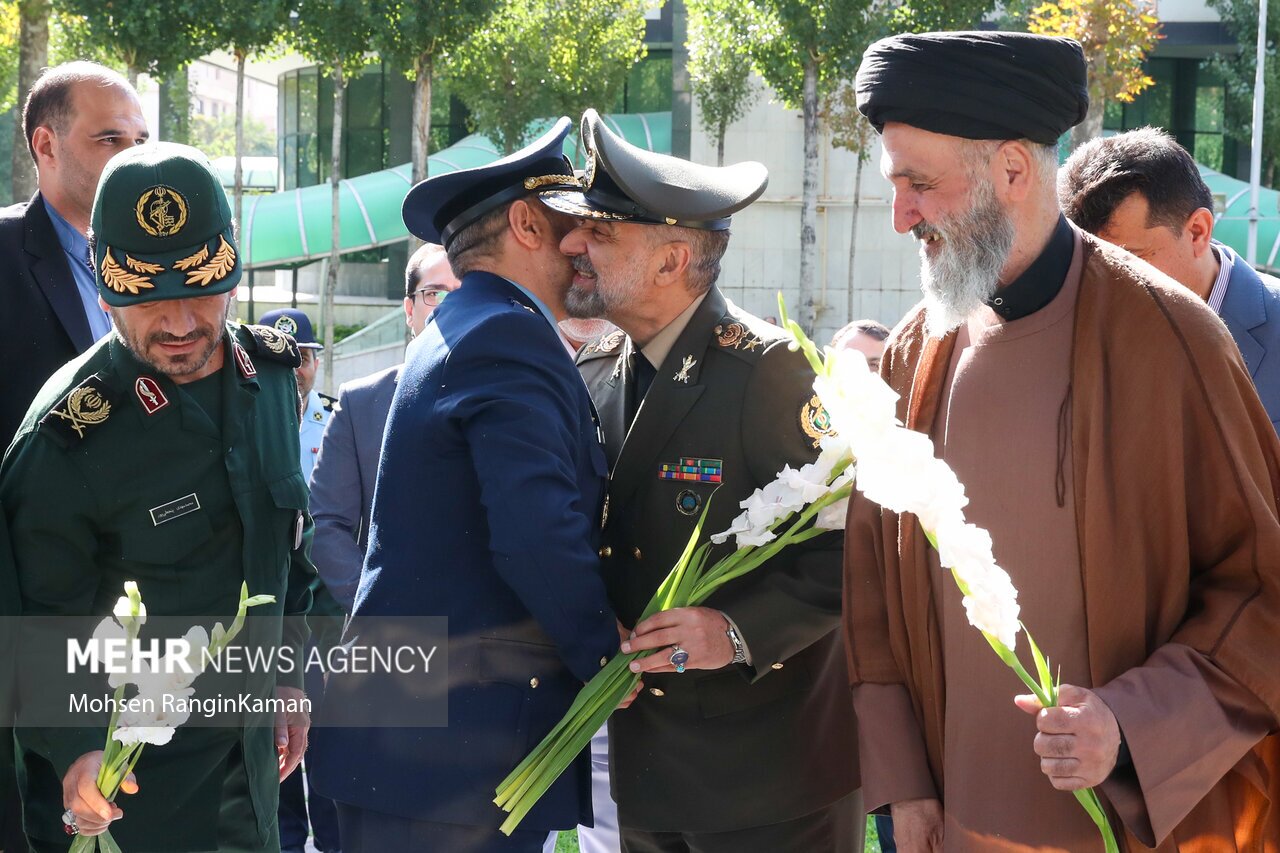 (عکس) ورود عزیز نصیرزاده به وزارت دفاع با سلام نظامی (عکس) ورود عزیز نصیرزاده به وزارت دفاع با سلام نظامی