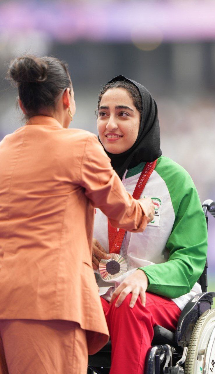 اهدای مدال پرستو حبیبی دارنده نشان نقره پارادوومیدانی