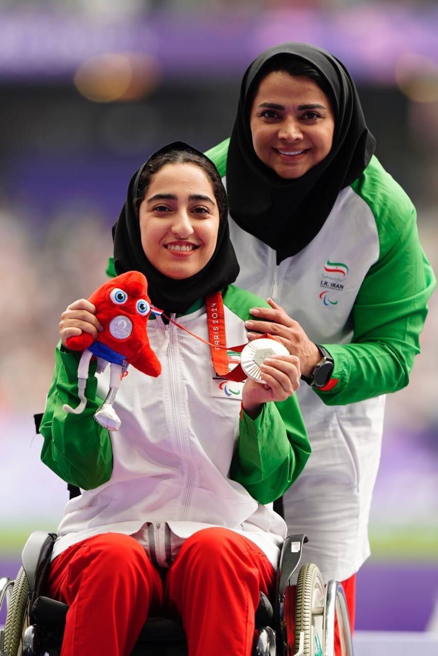 اهدای مدال پرستو حبیبی دارنده نشان نقره پارادوومیدانی