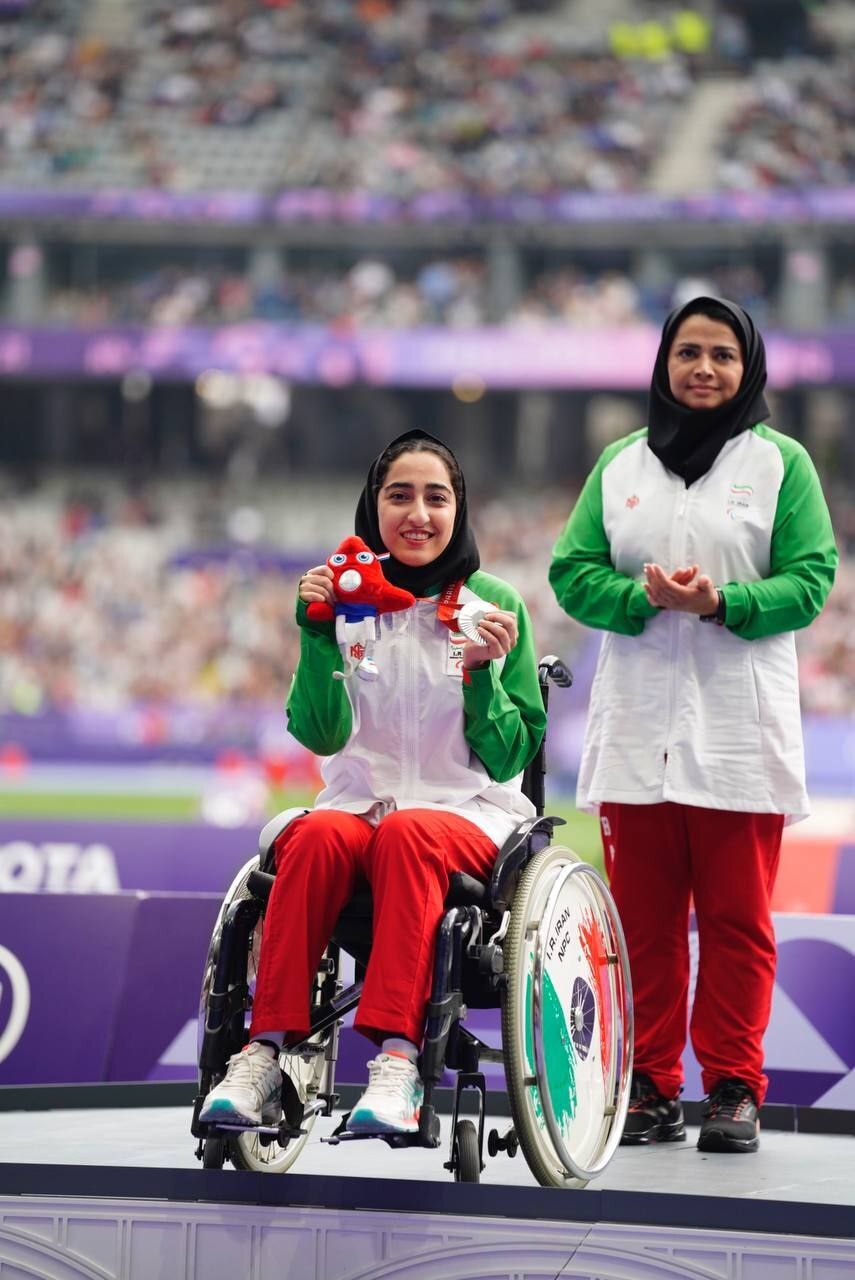 اهدای مدال پرستو حبیبی دارنده نشان نقره پارادوومیدانی