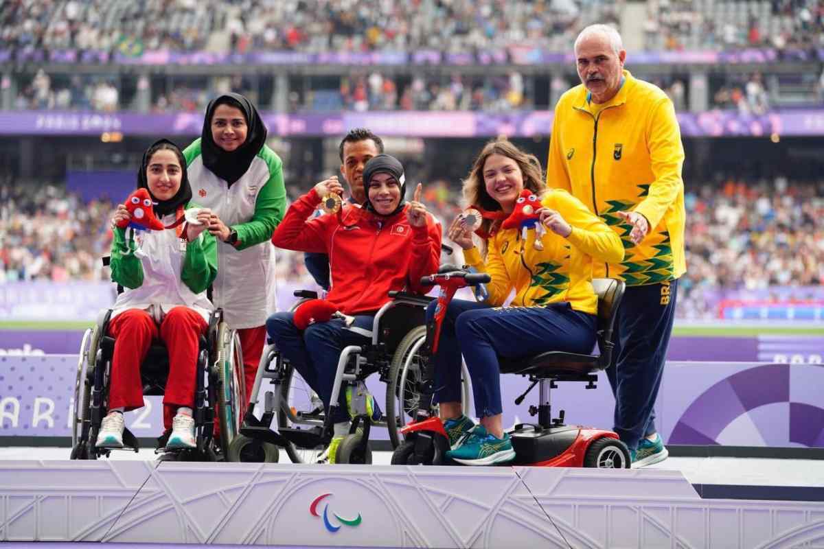 اهدای مدال پرستو حبیبی دارنده نشان نقره پارادوومیدانی