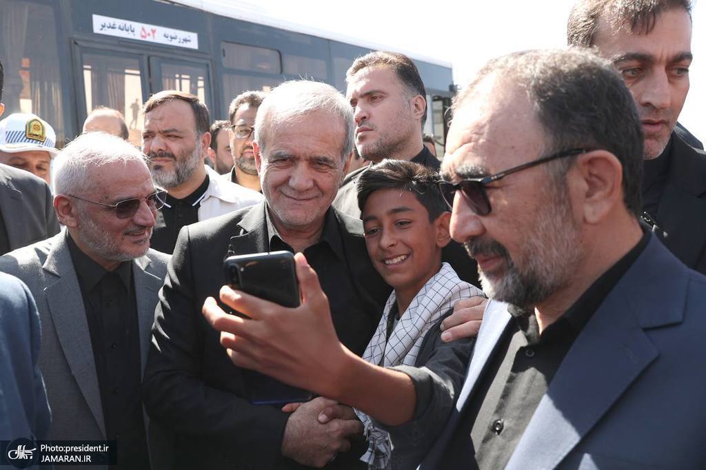 هندوانهخوری پزشکیان در مسیر پیادهروی به مشهد هندوانهخوری پزشکیان در مسیر پیادهروی به مشهد