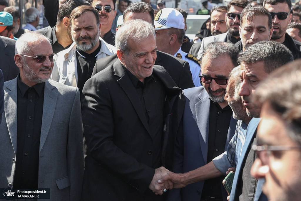 هندوانهخوری پزشکیان در مسیر پیادهروی به مشهد هندوانهخوری پزشکیان در مسیر پیادهروی به مشهد