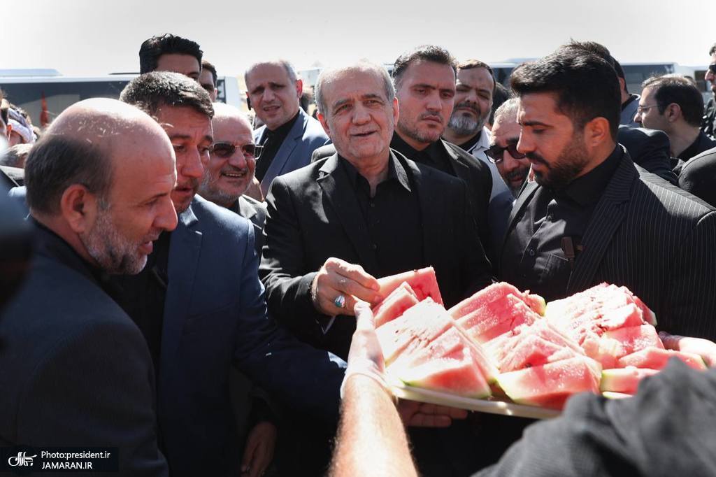 هندوانهخوری پزشکیان در مسیر پیادهروی به مشهد هندوانهخوری پزشکیان در مسیر پیادهروی به مشهد