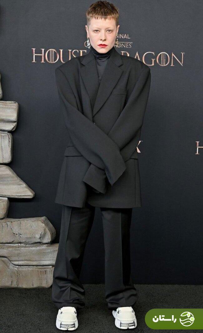 (تصاویر) لباس‌های عجیب، اما دارسی (Emma D'Arcy) بازیگر نقش رینیرا خاندان اژدها؛ از دندان طلا تا شکستن مرز‌ها