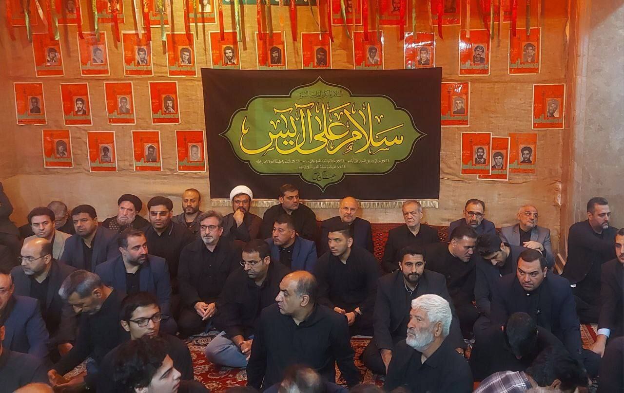 عکس | حضور پزشکیان در جمع عزاداران هیئت آل‌یاسین