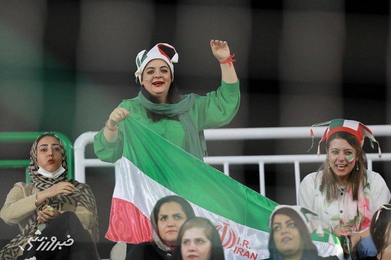 (تصاویر) حضور زنان هوادار تیم ملی در ورزشگاه فولادشهر (تصاویر) حضور زنان هوادار تیم ملی در ورزشگاه فولادشهر