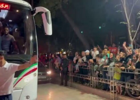 شرایط متفاوت در سطح شهر و هتل؛ تیم ملی به جای ورزشگاه در خیابان تشویق شد شرایط متفاوت در سطح شهر و هتل؛ تیم ملی به جای ورزشگاه در خیابان تشویق شد