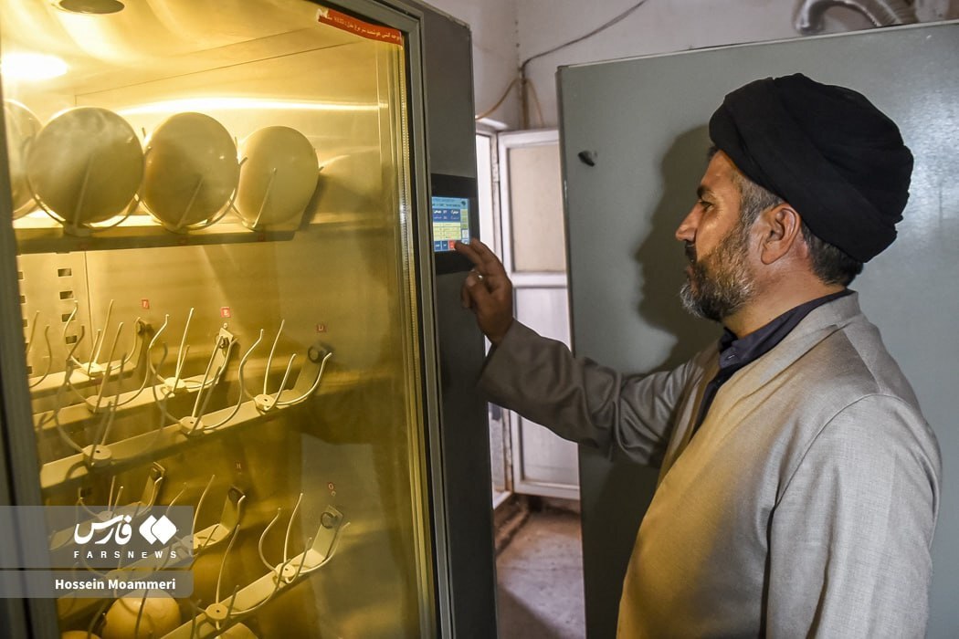 روحانی پرورش دهنده شترمرغ در بام وصفی آباد