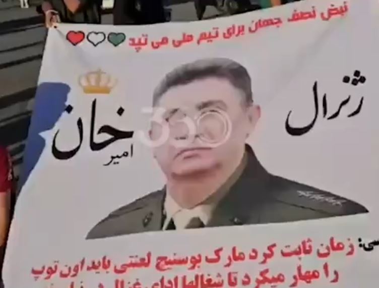 عکس| توهین زشت به خداداد عزیزی در حمایت از امیر قلعه‌نویی