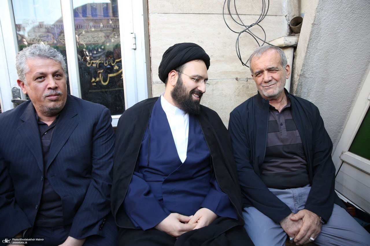 عکس متفاوت از پزشکیان در کنار مهدی هاشمی و سیدعلی خمینی
