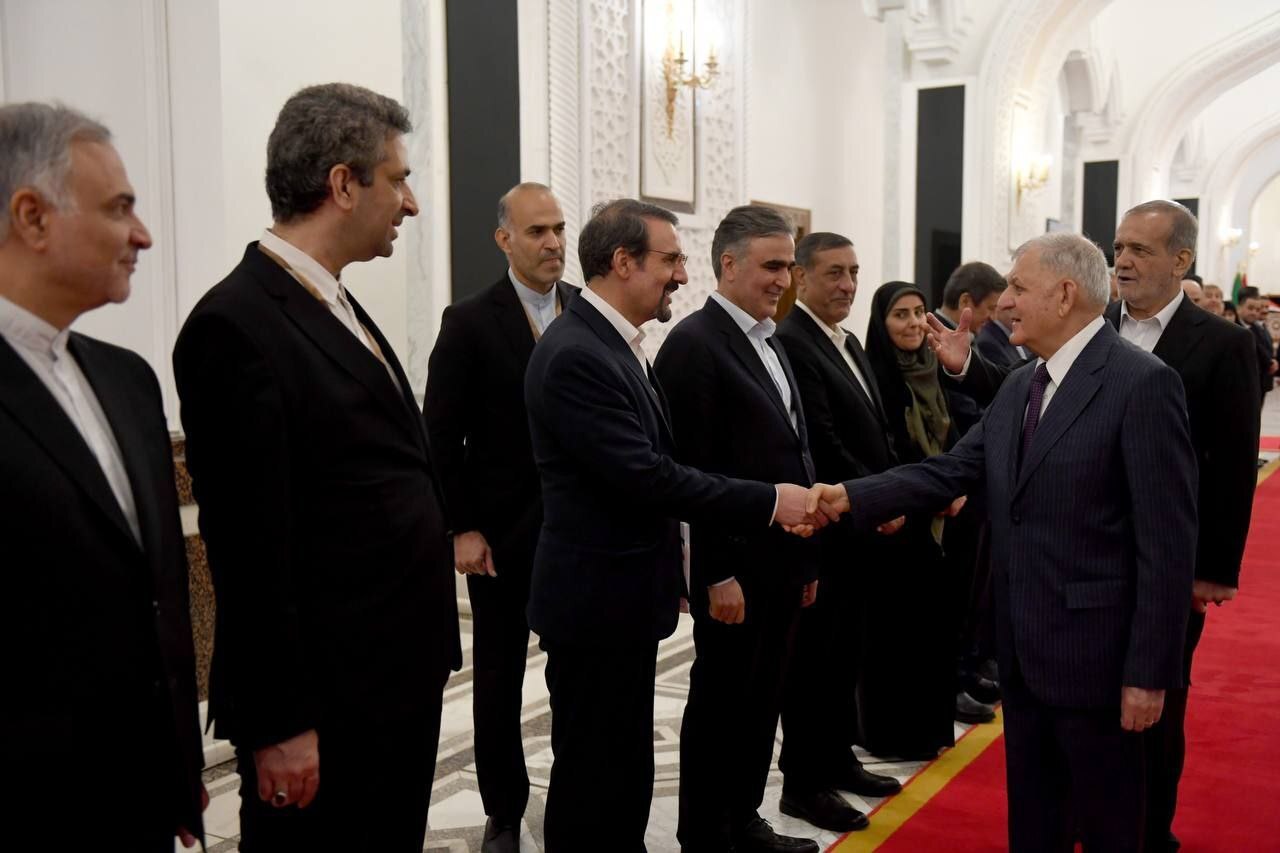 استقبال «عبداللطیف رشید» رئیس‌جمهور عراق از پزشکیان در بغداد