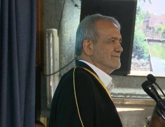 عکس| هدیه متفاوت شیوخ و رهبران قبایل بصره به پزشکیان