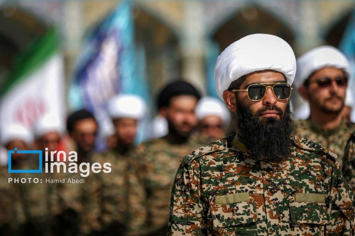 عکس متفاوت یک روحانی در مراسم دیروز قم