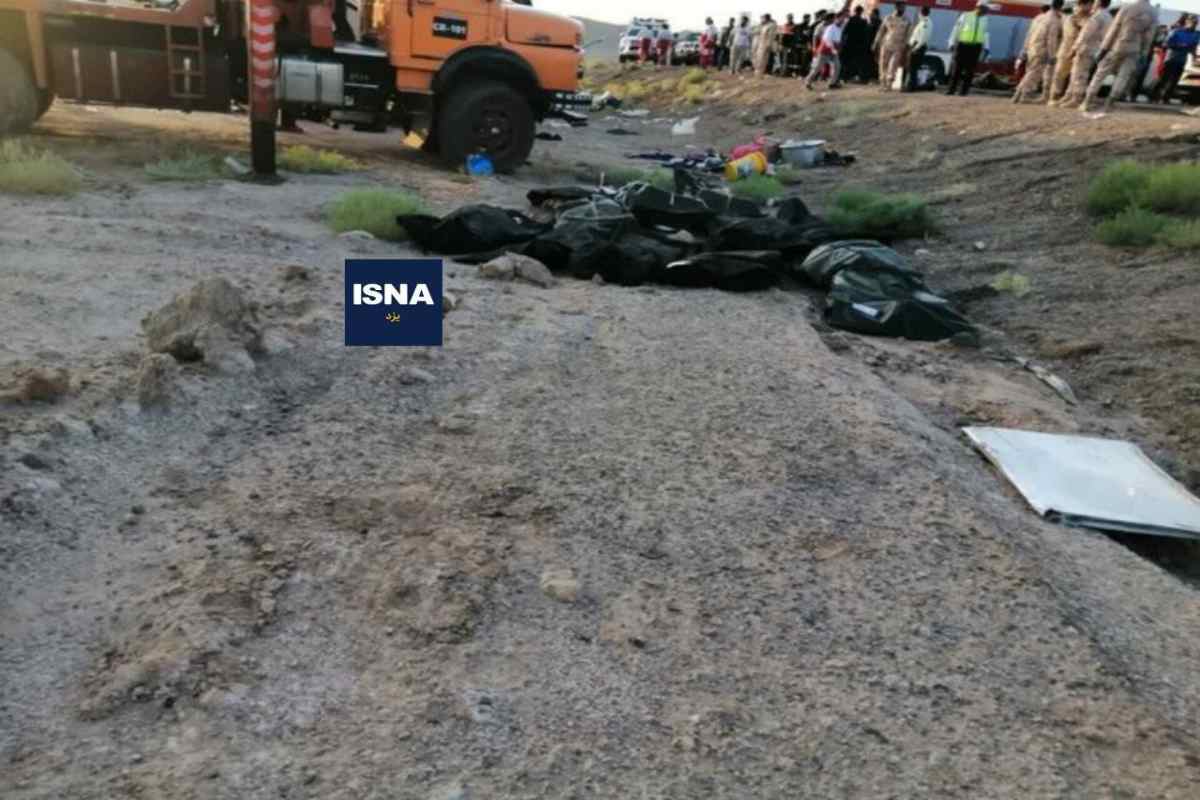 اولین تصاویر از حادثه خونین واژگونی اتوبوس در جاده ساغند یزد اولین تصاویر از حادثه خونین واژگونی اتوبوس در جاده ساغند یزد