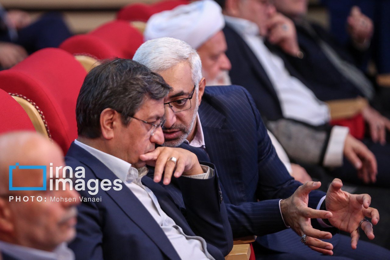 قابی ویژه از عشقی و همتی در مراسم معارفه رئیس جدید بورس