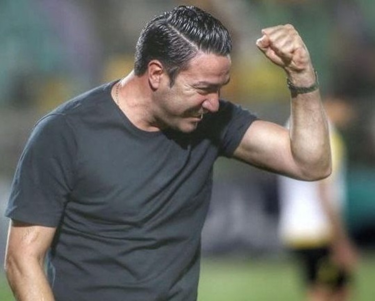 آقا جواد گلایه و نق زدن کافیست اندکی هم فوتبال بازی کنید! آقا جواد گلایه و نق زدن کافیست اندکی هم فوتبال بازی کنید!