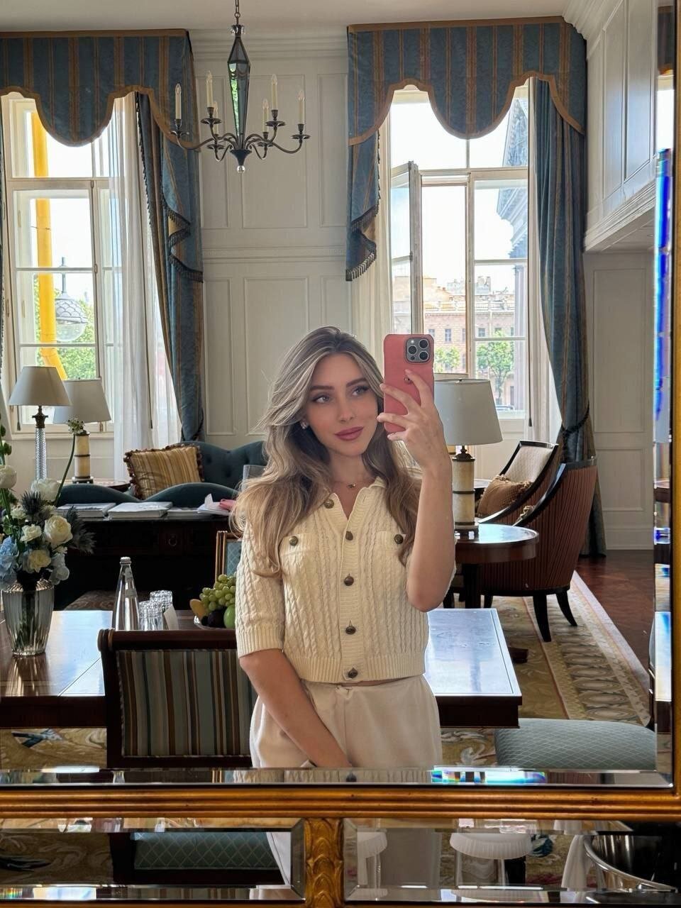 عکس | زیبایی حیرت‌انگیز دختر همراه پاول دورف بنیانگذار تلگرام هنگام دستگیری