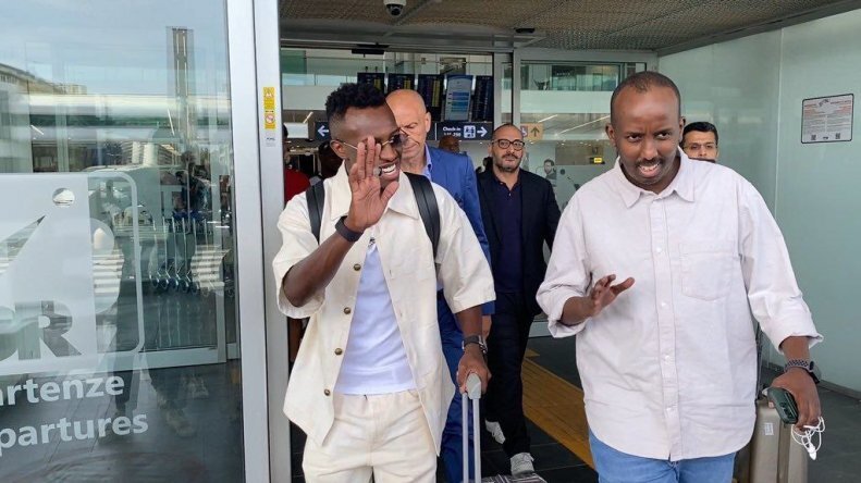 عکس | فرود هواپیمای ستاره تاریخساز عربستانی در رم عکس | فرود هواپیمای ستاره تاریخساز عربستانی در رم