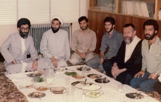 عکس جالب از رهبر انقلاب در کنار دو رفیق شهیدشان در روز‌های بسیار دور