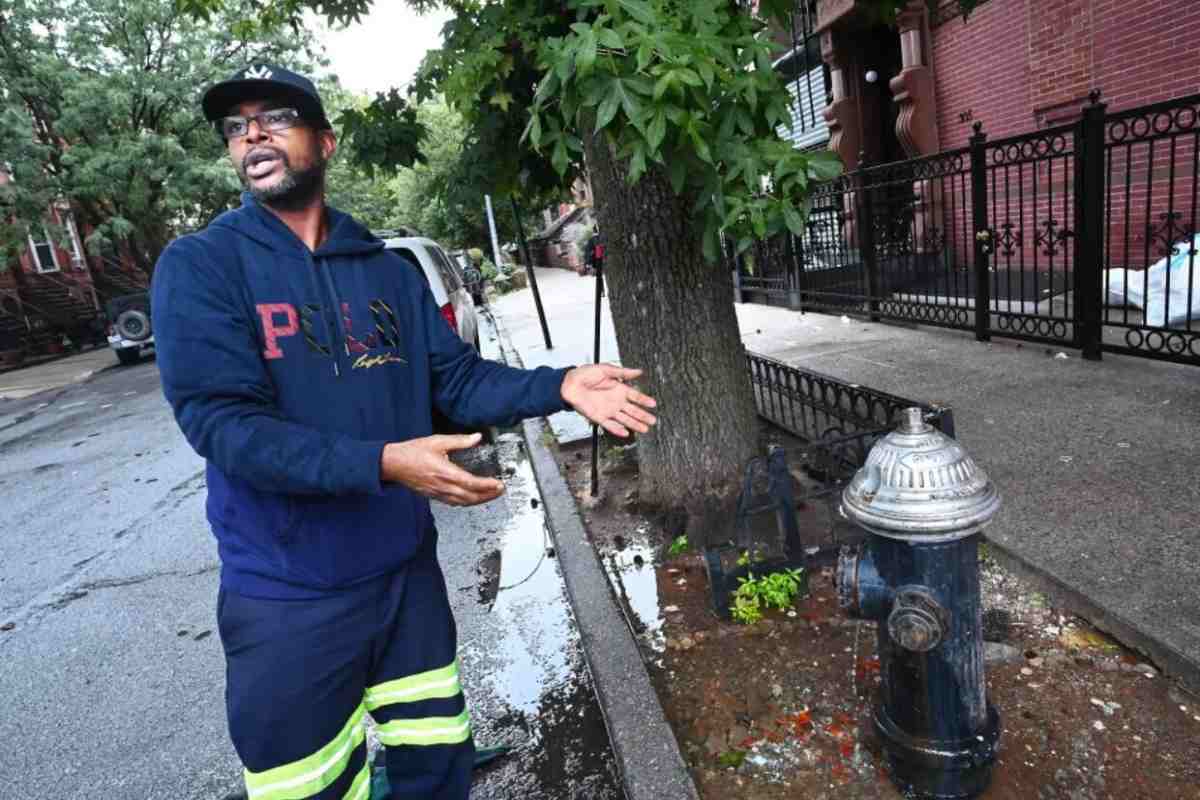 رشد ماهی‌های قرمز کنار شیر آتش نشانی