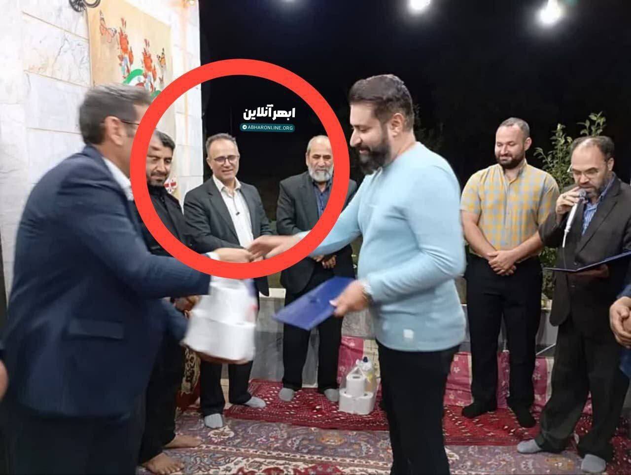 خبرنگاران زنجانی دستمال توالت هدیه گرفتند! خبرنگاران زنجانی دستمال توالت هدیه گرفتند!