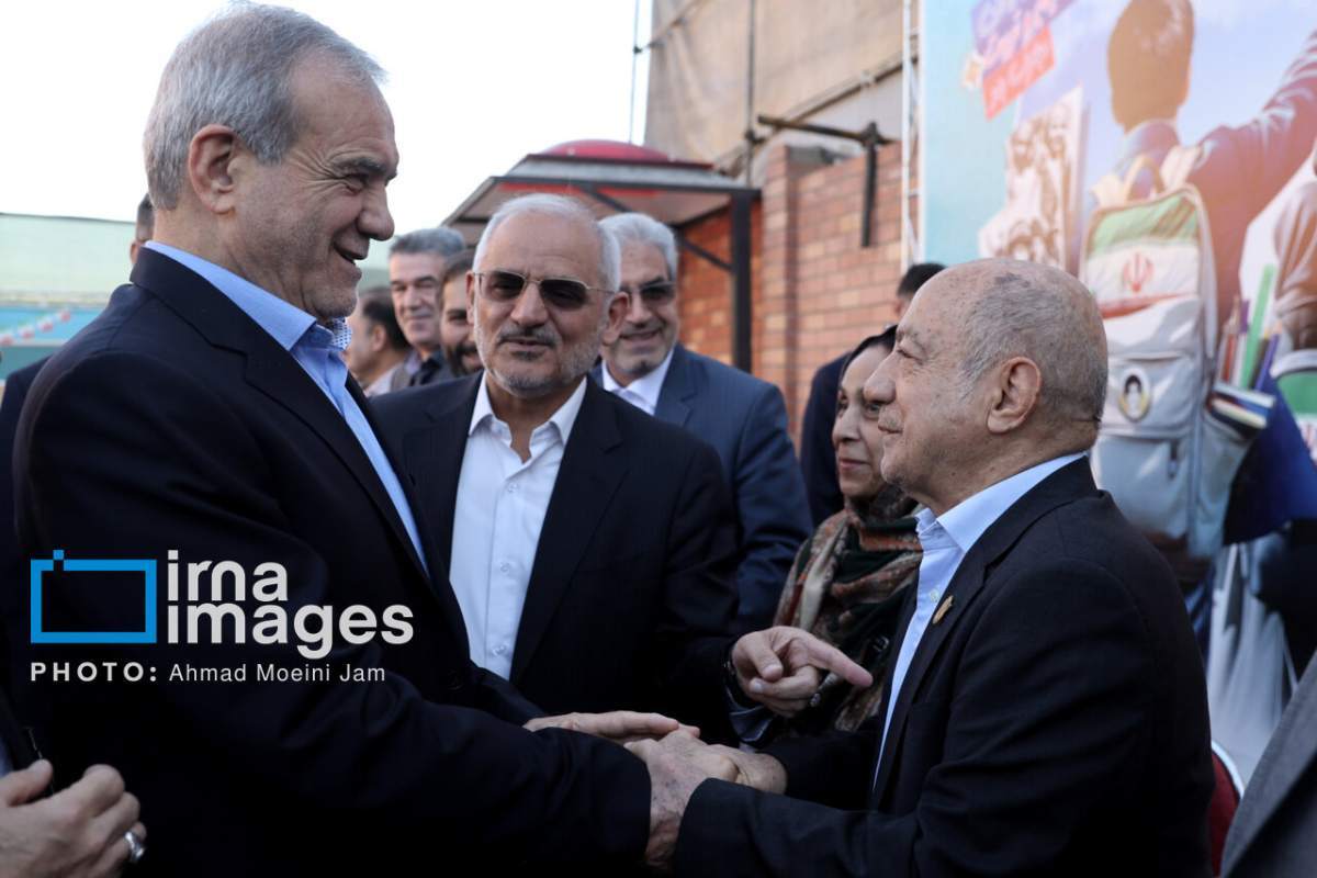 تصاویر جالب از خوش و بش دانش آموزان با رئیس جمهور