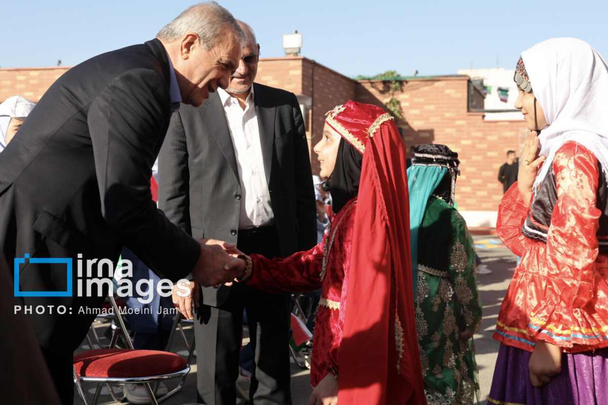 تصاویر جالب از خوش و بش دانش آموزان با رئیس جمهور