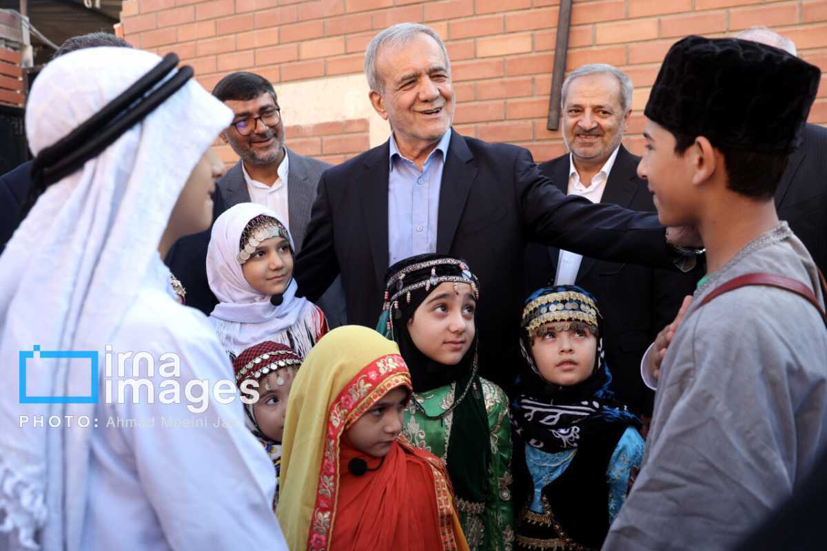 تصاویر جالب از خوش و بش دانش آموزان با رئیس جمهور