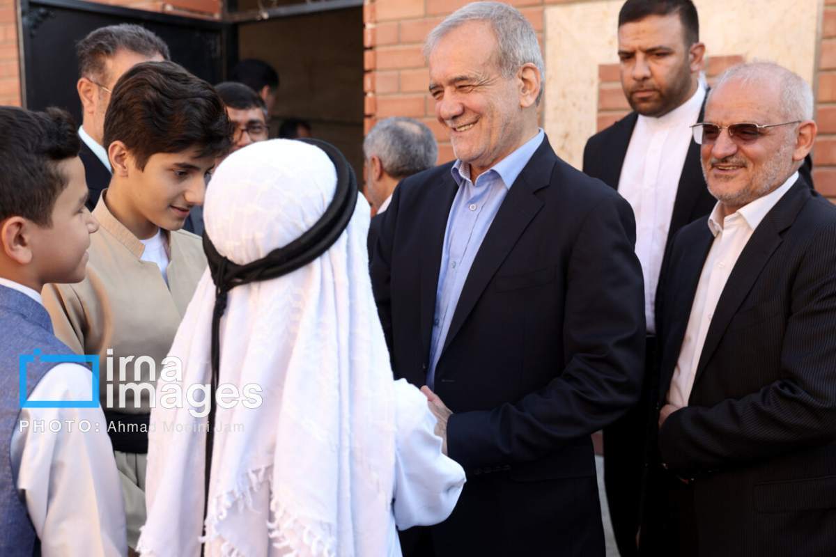 تصاویر جالب از خوش و بش دانش آموزان با رئیس جمهور