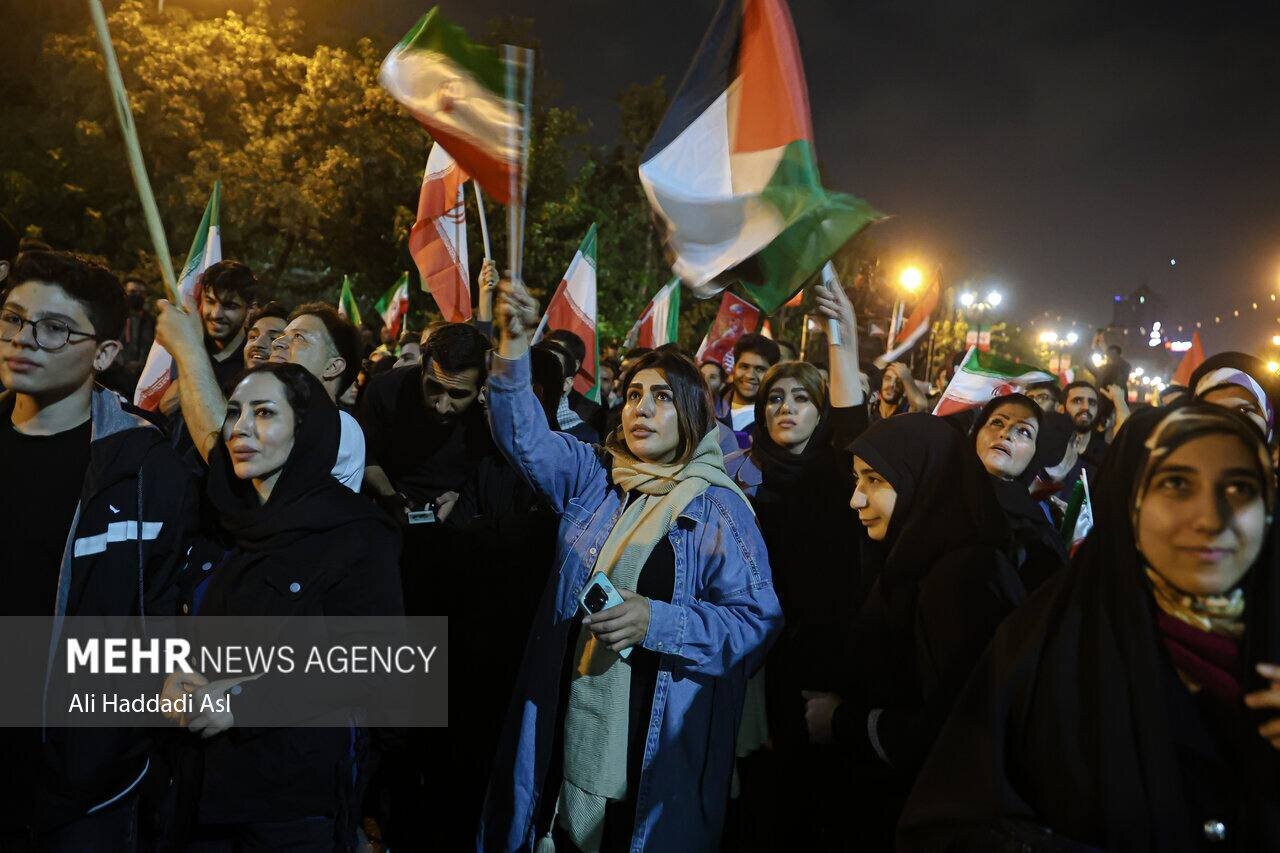 عکس| پوشش متفاوت یک زن در جشن حمله موشکی