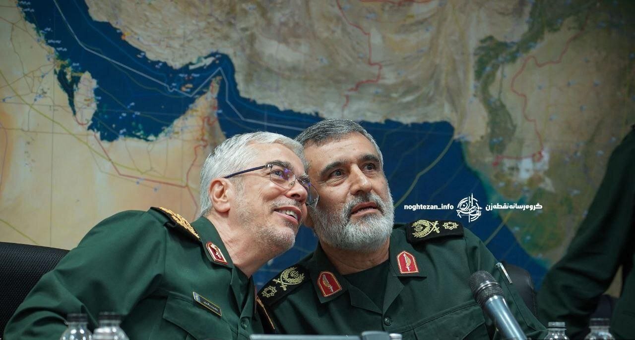 عکس | لبخند رضایت‌بخش سردار باقری در کنار سردار حاجی‌زاده در اتاق عملیات وعده صادق ۲