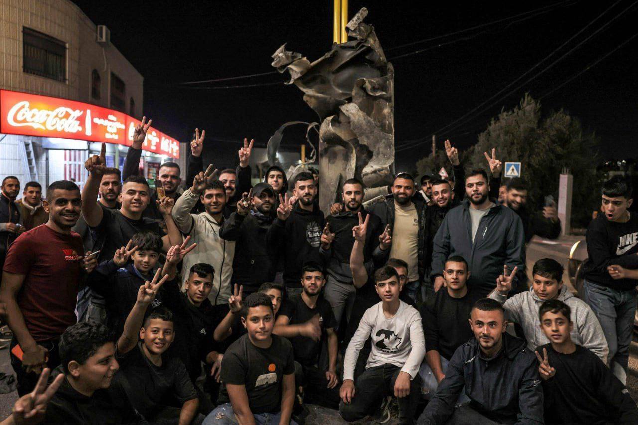 عکس| عکس‌های یادگاری اهالی رام الله با موشک‌های ایرانی