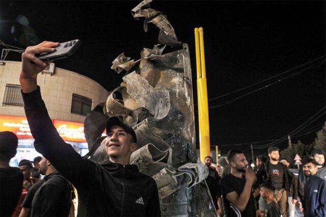 عکس| عکس‌های یادگاری اهالی رام الله با موشک‌های ایرانی