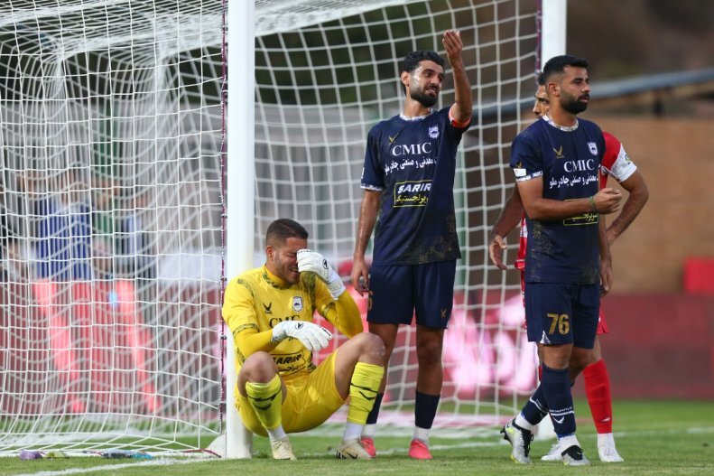 اولین مصدوم بر اثر نور لیزر در فوتبال ایران!