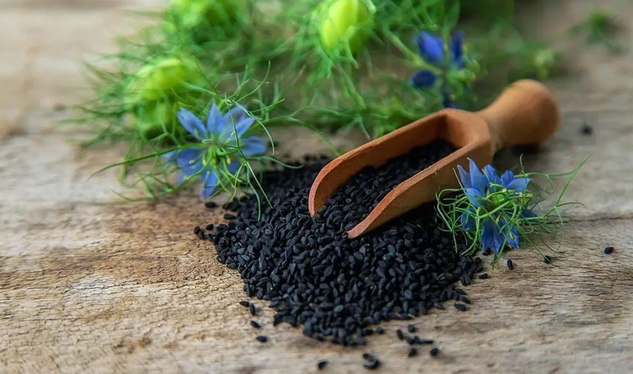 سیاه‌دانه چه خواصی دارد و چه کسانی نباید آن را مصرف کنند؟