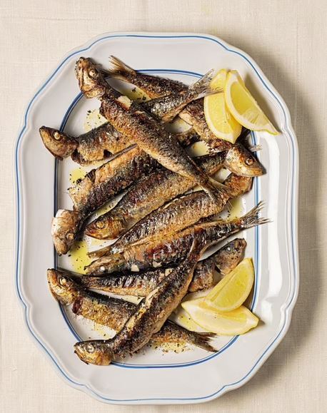 این زن ۶۲ ساله از معجزه‌ای که با خوردن ساردین برایش رخ داد، می‌گوید!