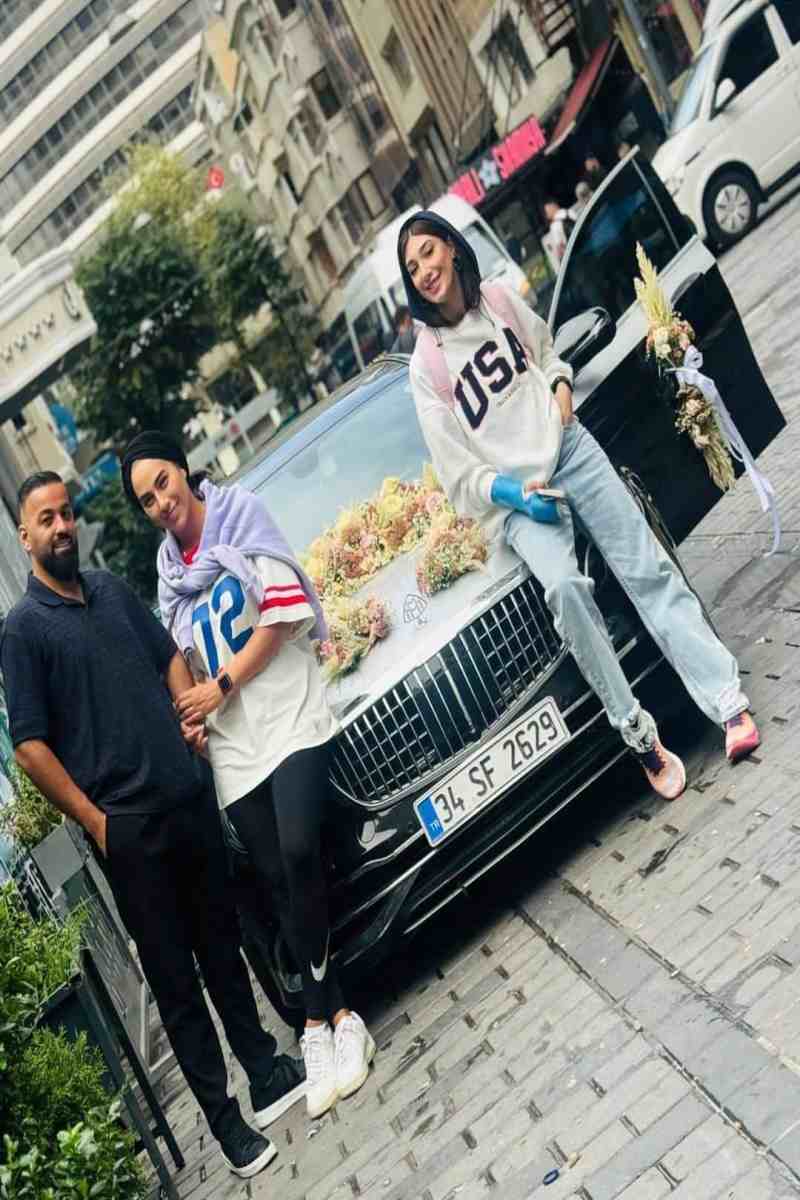 استوری مبینا نعمت‌زاده با خودروی لوکس در ترکیه