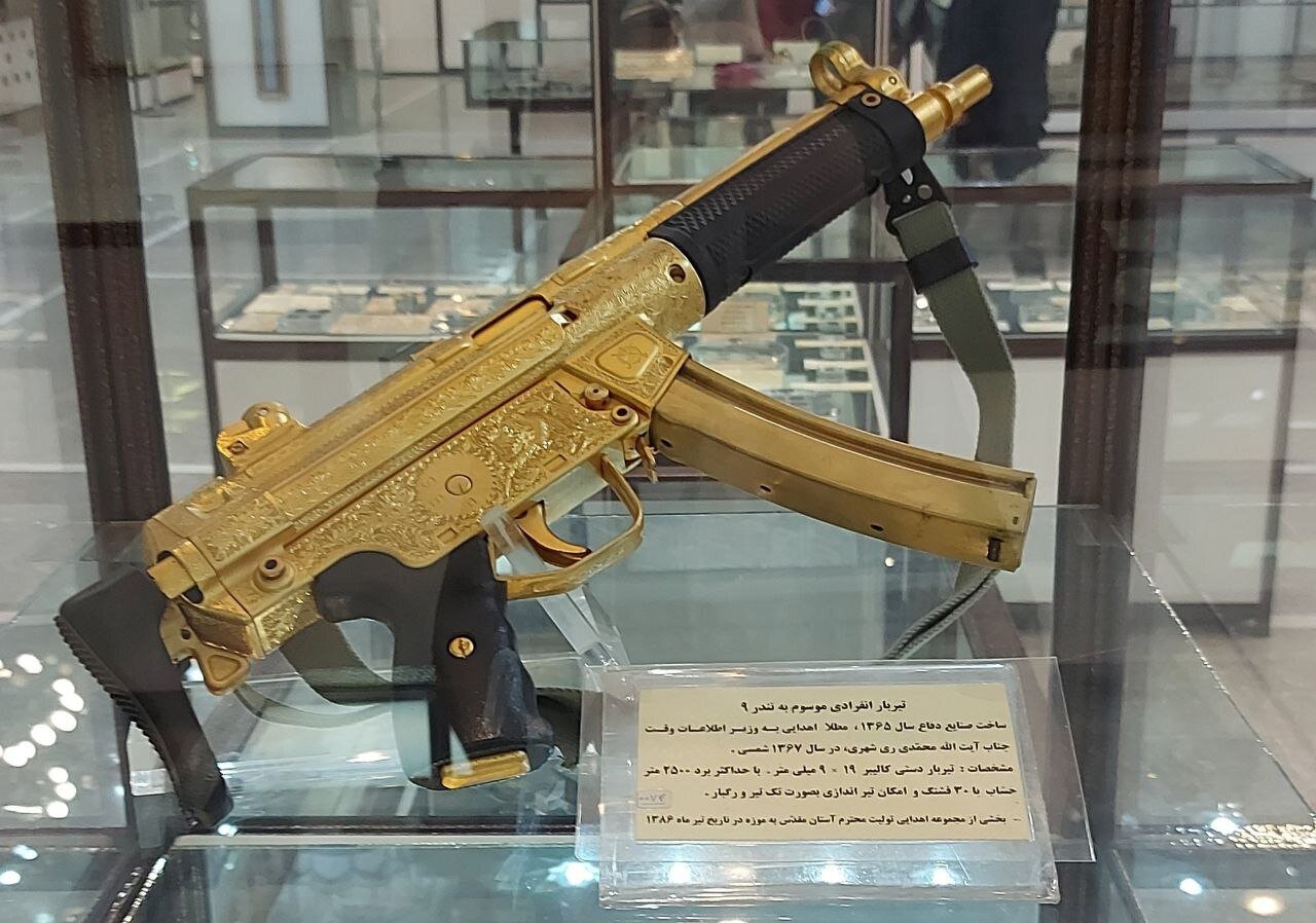 عکس | مسلسل طلایی اهدایی به وزیر اطلاعات ایران در دهه شصت! عکس | مسلسل طلایی اهدایی به وزیر اطلاعات ایران در دهه شصت!