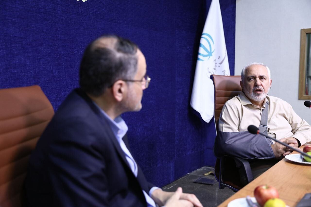 عکس| ظریف با دست آتل بندی شده در یک جلسه رسمی عکس| ظریف با دست آتل بندی شده در یک جلسه رسمی