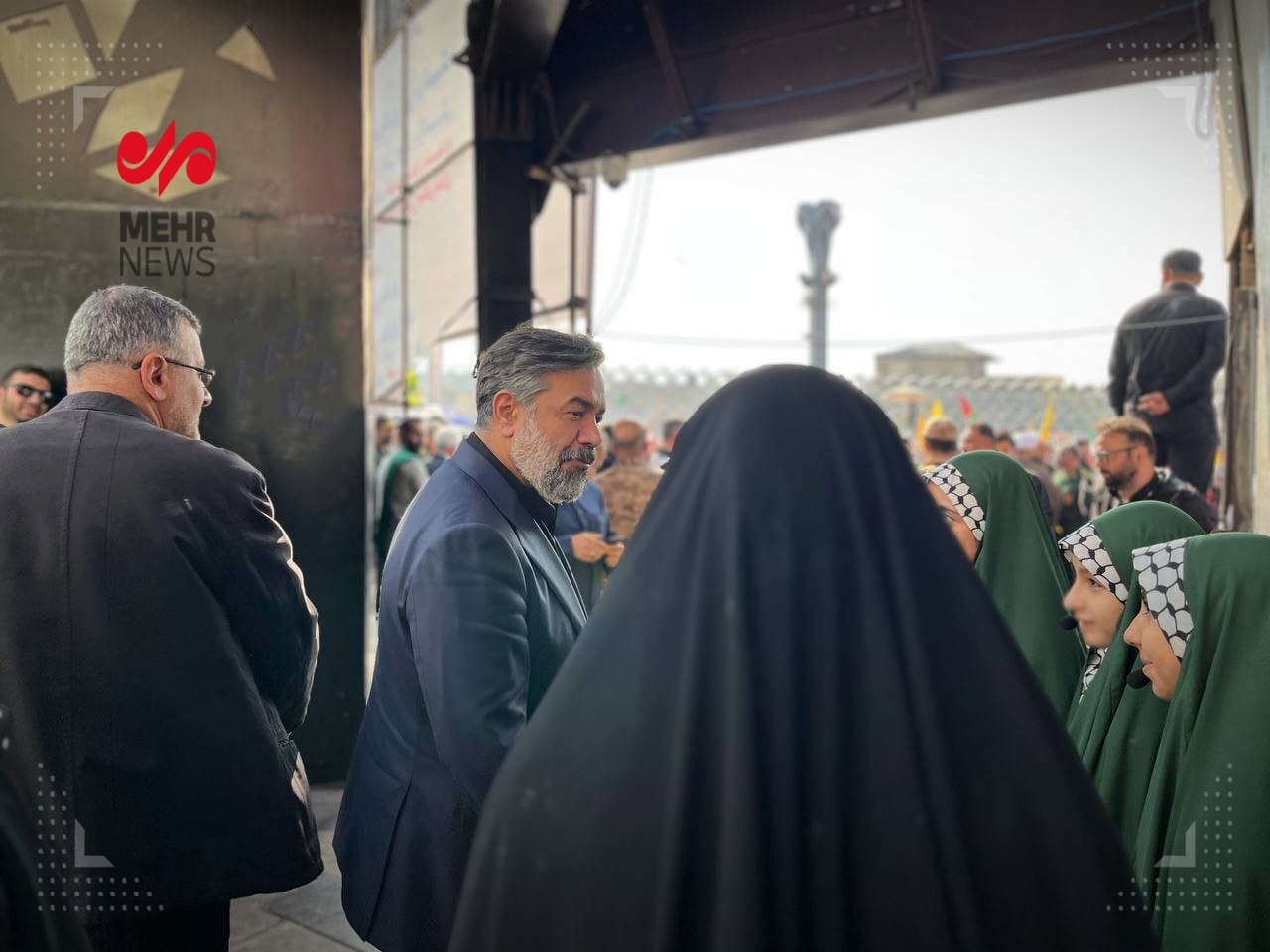 مداح معروف در مراسم تشییع فرمانده ارشد سپاه مداح معروف در مراسم تشییع فرمانده ارشد سپاه